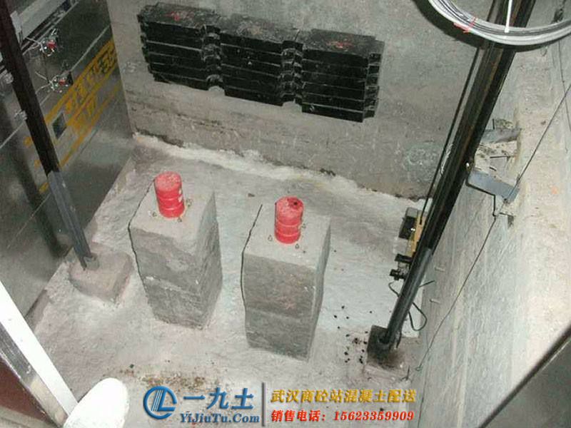 武汉市东西湖区三秀路电梯改造基础C35混凝土10方配送完成(图1)